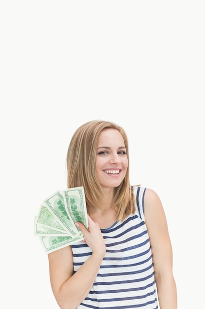 Портрет счастливой молодой женщины с раздутыми долларов