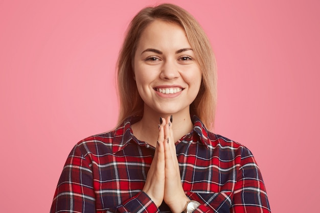 Photo portrait of happy young woman with pleasant smile