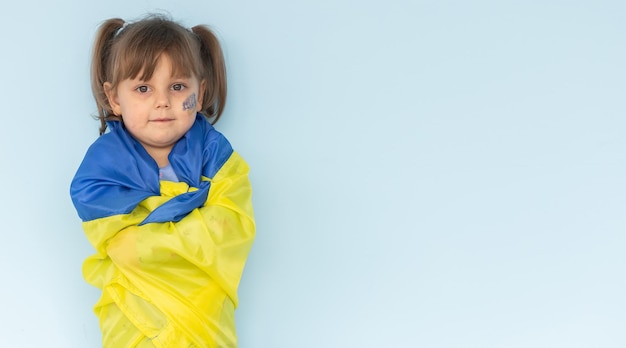 彼女の肖像画彼女素敵な素敵な素敵な夢のような陽気なストレートヘアの女の子のファンの手で保持しているウクライナの旗は、ライト ホワイト グレー パステル カラーの背景に分離された楽しい時を過すことを祝います