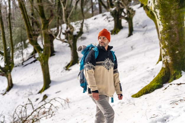 Ritratto di un escursionista su un'attività naturale di avventure invernali di trekking sulla neve