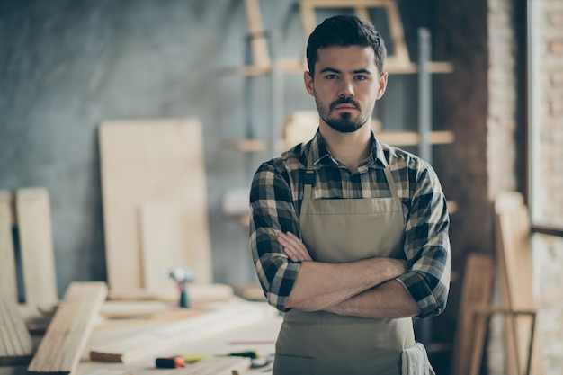 Foto ritratto del suo lui bello attraente abile ragazzo esperto ingegnere creativo lavoratore autonomo da casa studio negozio produzione al moderno loft industriale in mattoni interni in stile al chiuso