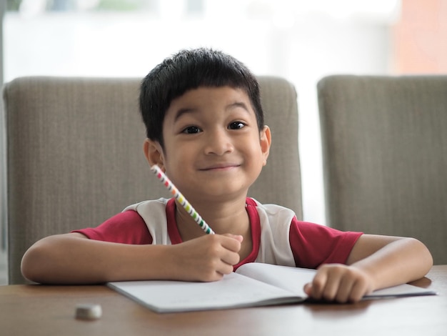 Photo a portrait image of 5 years old asian boy