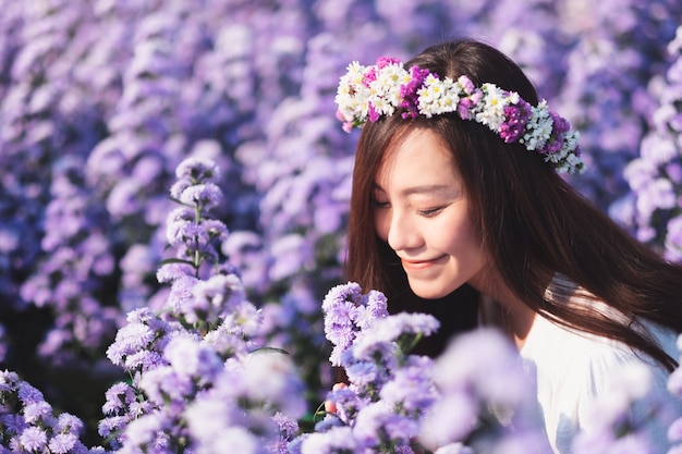 아름다운 마가렛 꽃밭에서 아시아 여성의 초상화 이미지