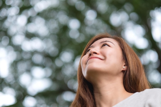 Immagine del ritratto di una bella giovane donna asiatica nel parco