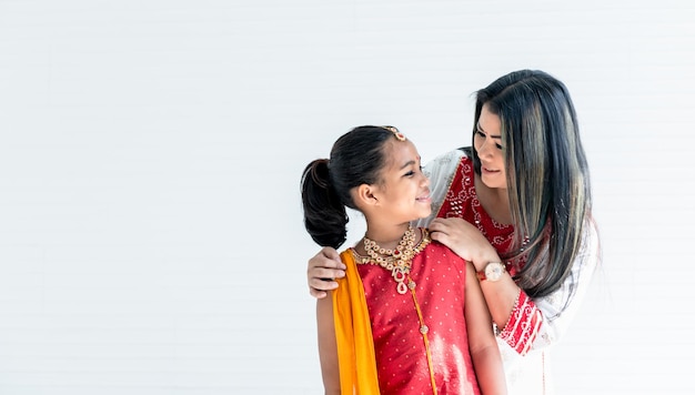 Le immagini del ritratto di una madre e di una figlia di famiglia indiana hanno 8 mesi e indossano il sari