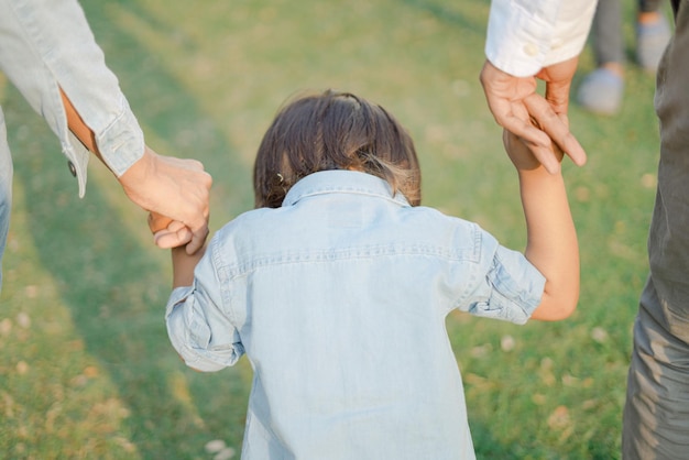 Immagini ritratto di bambino piccolo. messa a fuoco selettiva profondità di campo ridotta a fuoco o sfocatura