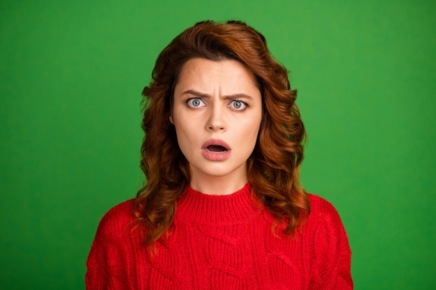 Photo portrait of impressed frustrated woman open mouth