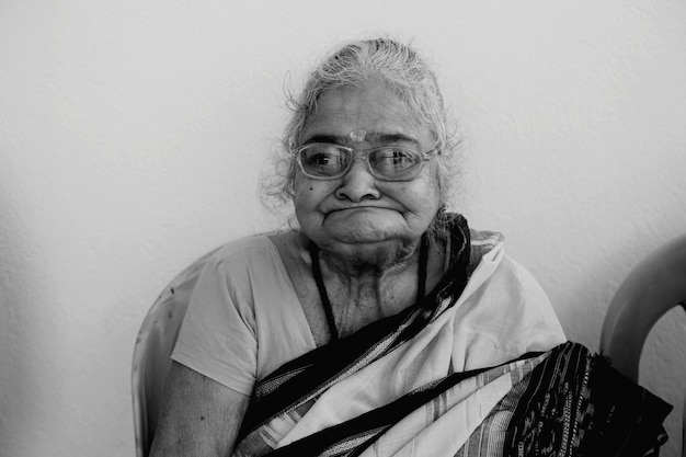 Photo portrait of indian old lady