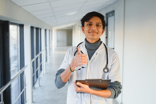 Портрет индийского молодого медицинского работника или студента