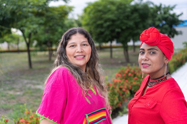 Foto ritratto di donna indigena e afro sorridente all'aria aperta