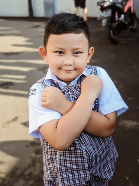 Photo portrait of innocent boy standing