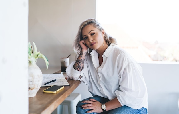 Photo portrait of intelligent caucasian female student looking at camera during time for learning