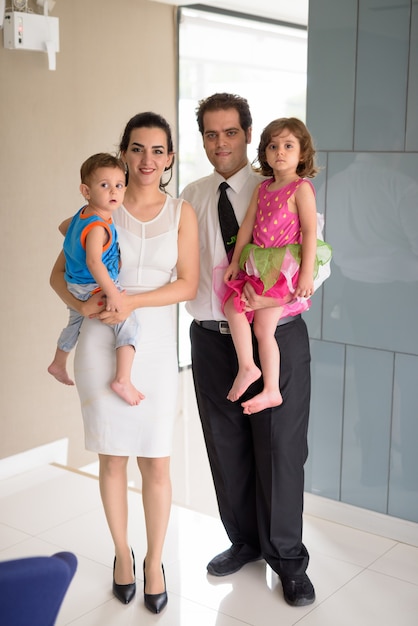 家で一緒にリラックスしたイランの家族の肖像画