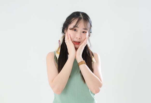 写真 アジアの若いクールな女性 10 代のファッション モデルの肖像画分離カットアウト スタジオ撮影カジュアルなトレンディなシャツ ショート パンツでおさげ髪三つ編み髪型立っているポーズ白い背景の上のカメラを見て