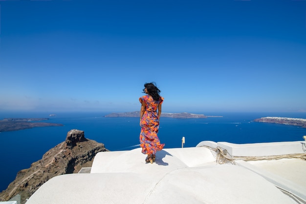 Ritratto di una donna israeliana. donna che posa sullo sfondo del mar mediterraneo sull'isola di santorini.