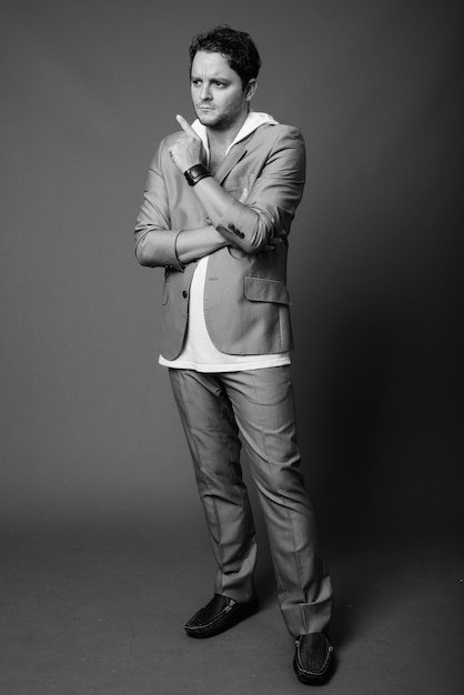 Photo portrait of italian businessman wearing suit on gray in black and white