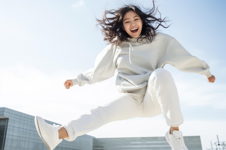 Photo 成功と勝利を祝う白いtシャツを着た幸せな幸せな女の子の肖像画