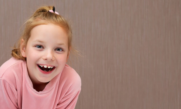 Photo portrait of a joyful kid girl