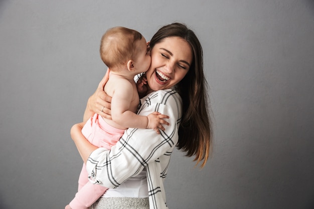 Foto ritratto di una giovane madre gioiosa