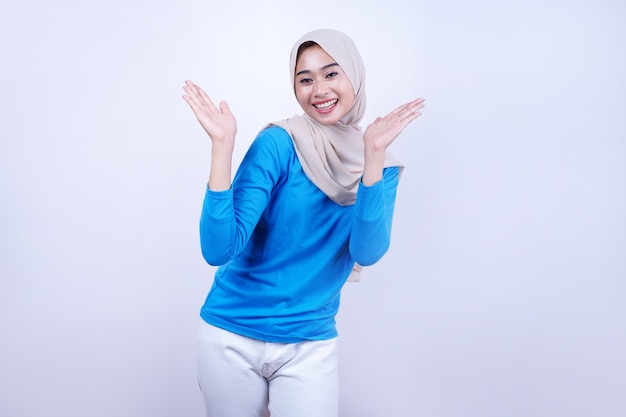 hijab를 착용하고 정신과 쾌활한 느낌을주는 파란색 티셔츠로 즐거운 젊은 여자의 초상화