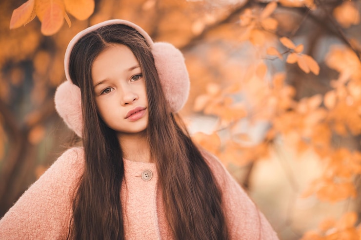 Photo 黄色い葉の上に公園でカジュアルなジャケットを着ている長の10〜12歳の女の子の肖像画