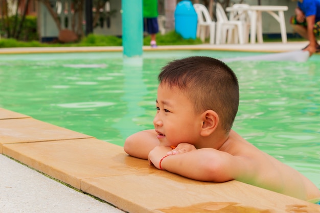 Photo portrait of a kid  in a swimming pool