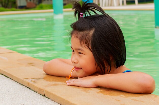 Photo portrait of a kid  in a swimming pool