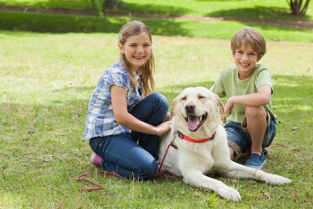 Ritratto di bambini che giocano con il cane al parco