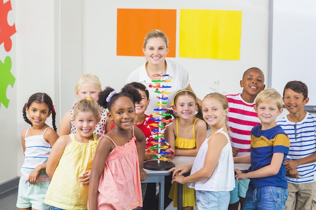Photo portrait of kids and teacher standing in laboratory