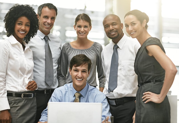 Foto laptop ritratto e un gruppo di uomini d'affari che lavorano insieme in collaborazione su un progetto nel loro ufficio computer di lavoro di squadra e aziendale con una riunione dei dipendenti nella sala riunioni per la pianificazione