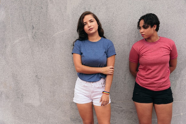 Портрет латинской лесбийской пары на улице. Концепция ЛГБТ