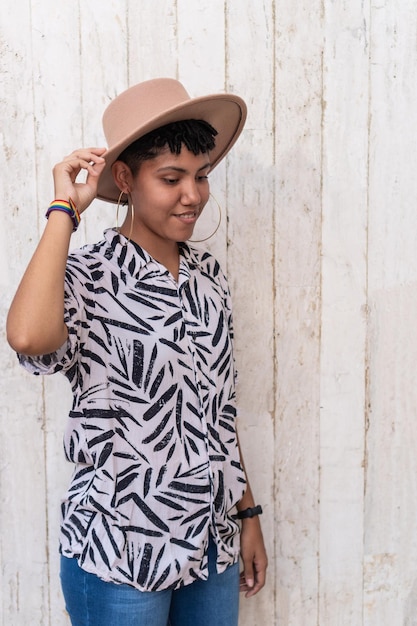 Photo portrait of a latin woman against the wall in the city