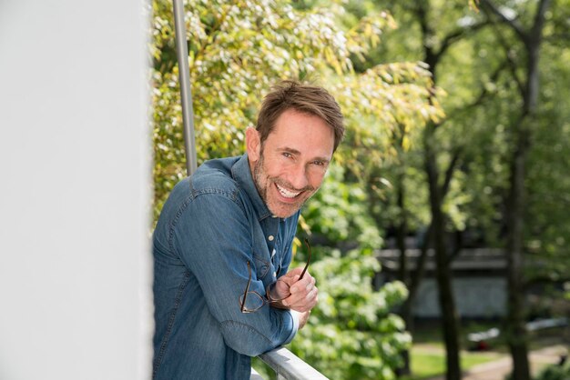 Foto ritratto di uomo che ride sul balcone