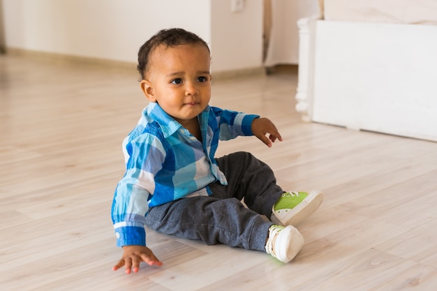 屋内で遊ぶ小さなアフリカ系アメリカ人の男の子の肖像画。