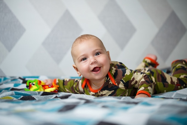 Foto ritratto di un bambino di 8 mesi di età e sorride. salute e sviluppo dei bambini