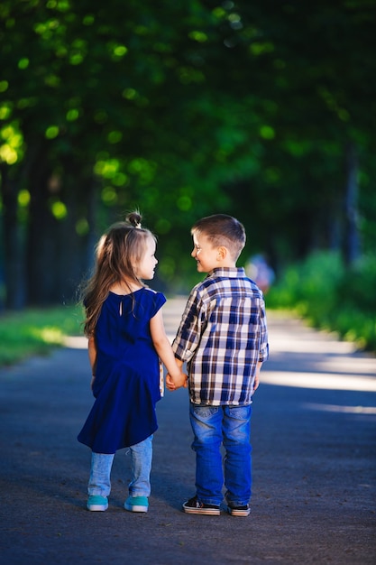 Photo portrait of little boy and girl outdoors