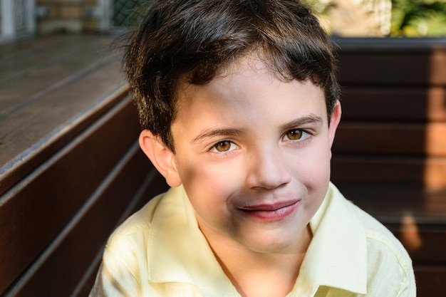 Photo portrait of a little boy outdoors