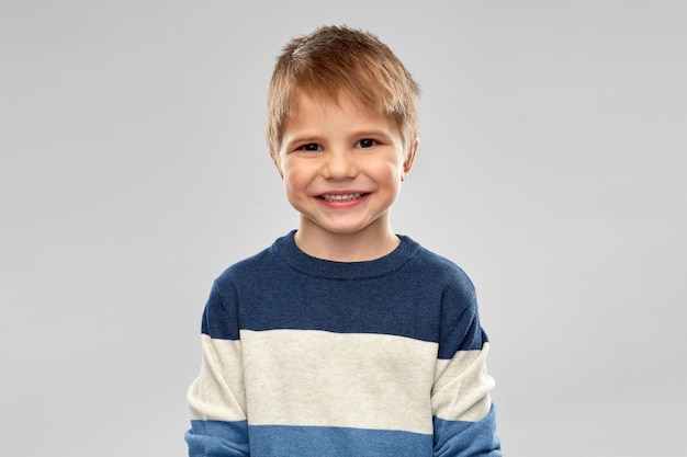 ストライプのスウェットを着た小さな男の子の肖像画