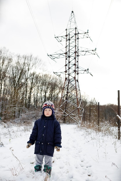 ウクライナの家を歩いている小さな男の子の肖像 ロシアとの戦争のために子供たちが苦しむ