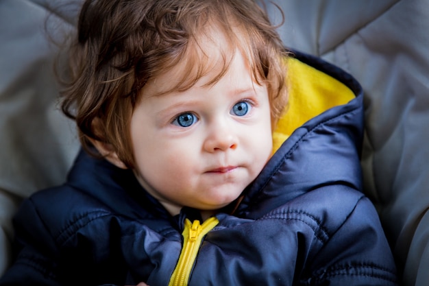 ジャケットの小さなかわいい男の子の肖像画