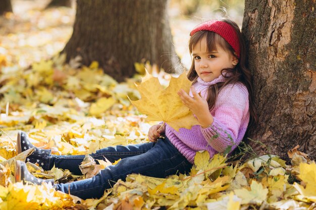 秋の公園の肖像画の少女