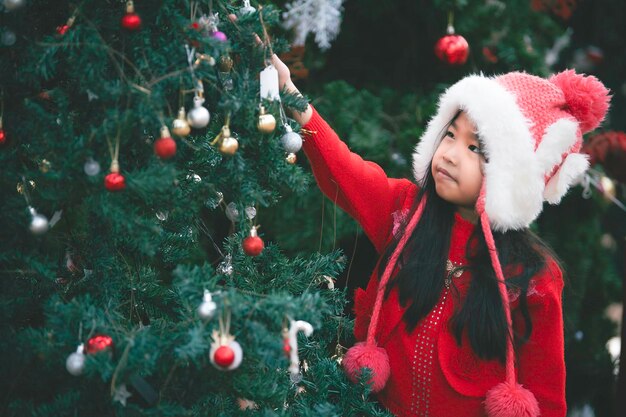 クリスマス祭りアジアの子供の冬休みの少女の肖像画