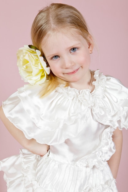 Photo portrait of a little girl in a dress with flower