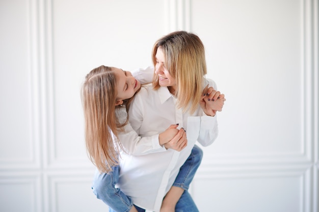 Photo portrait of little girl and her mother