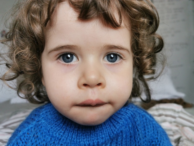 Portrait of a little girl looking to the camera.