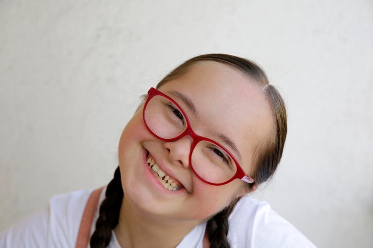 Photo 壁の背景に笑顔の少女の肖像画