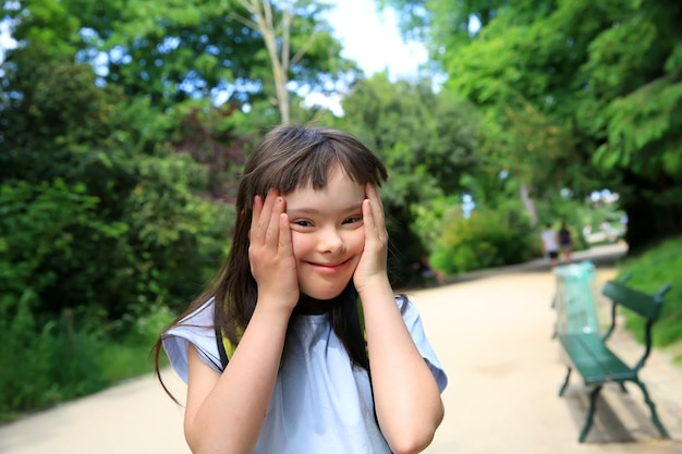 公園で笑っている少女の肖像画