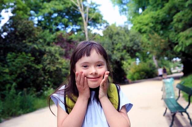 公園で笑っている少女の肖像画