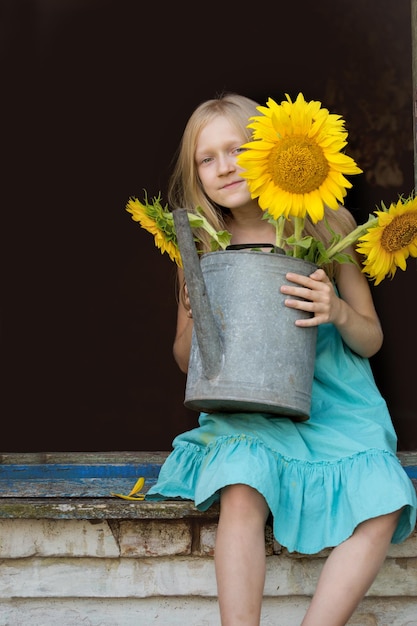 Photo portrait of a little girl with a sunflower