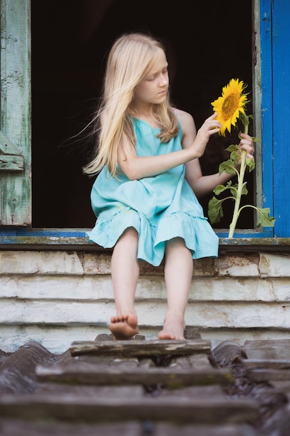 Photo portrait of a little girl with a sunflower